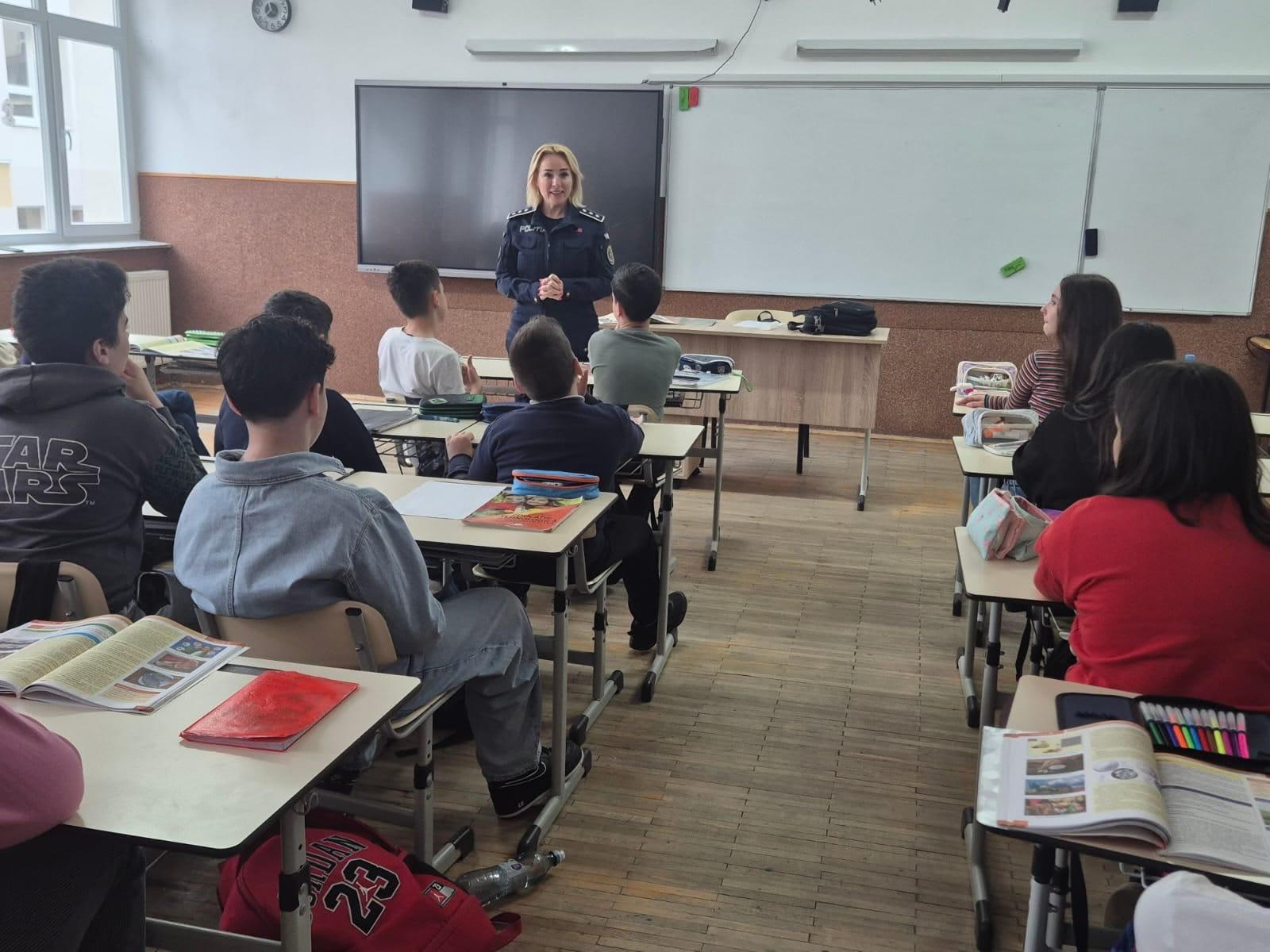 Polițiștii din Vâlcea, în școli: lecții despre bullying, droguri și siguranță pentru elevi