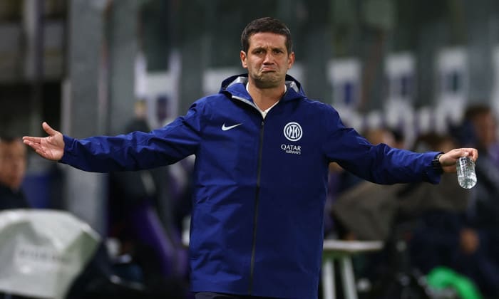 Cristian Chivu în timpul meciului cu Inter Milano pe bancă