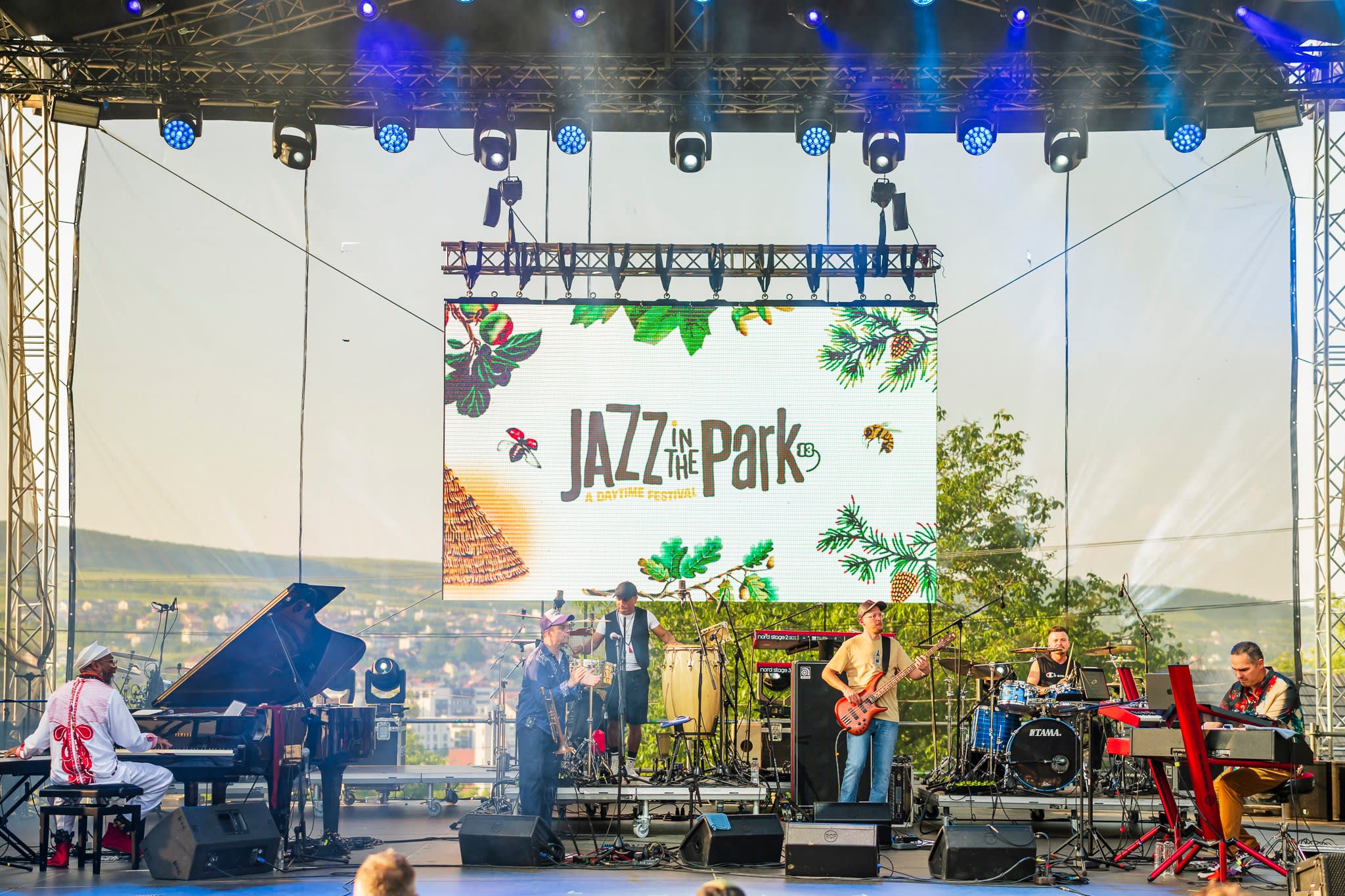 Membri JazzyBIT și Omar Sosa cântând pe scenă la Jazz in the Park