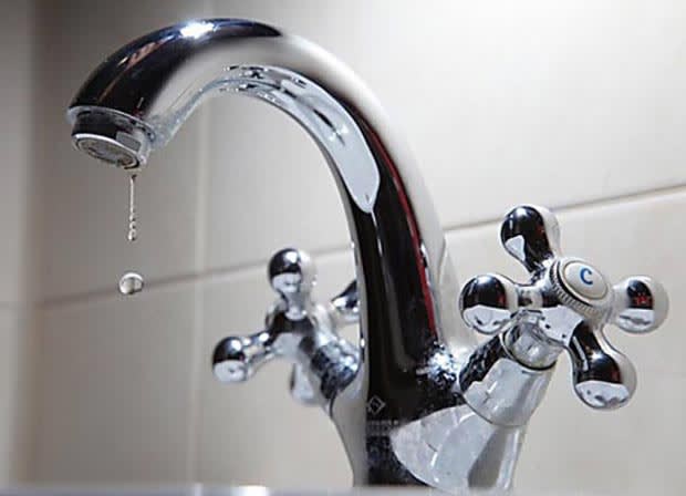 Echipă RAJA în timpul lucrărilor de conectare a conductei de apă