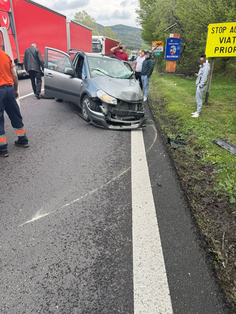 Accident cu trei vehicule pe DN 7 în Seaca: Două persoane rănite