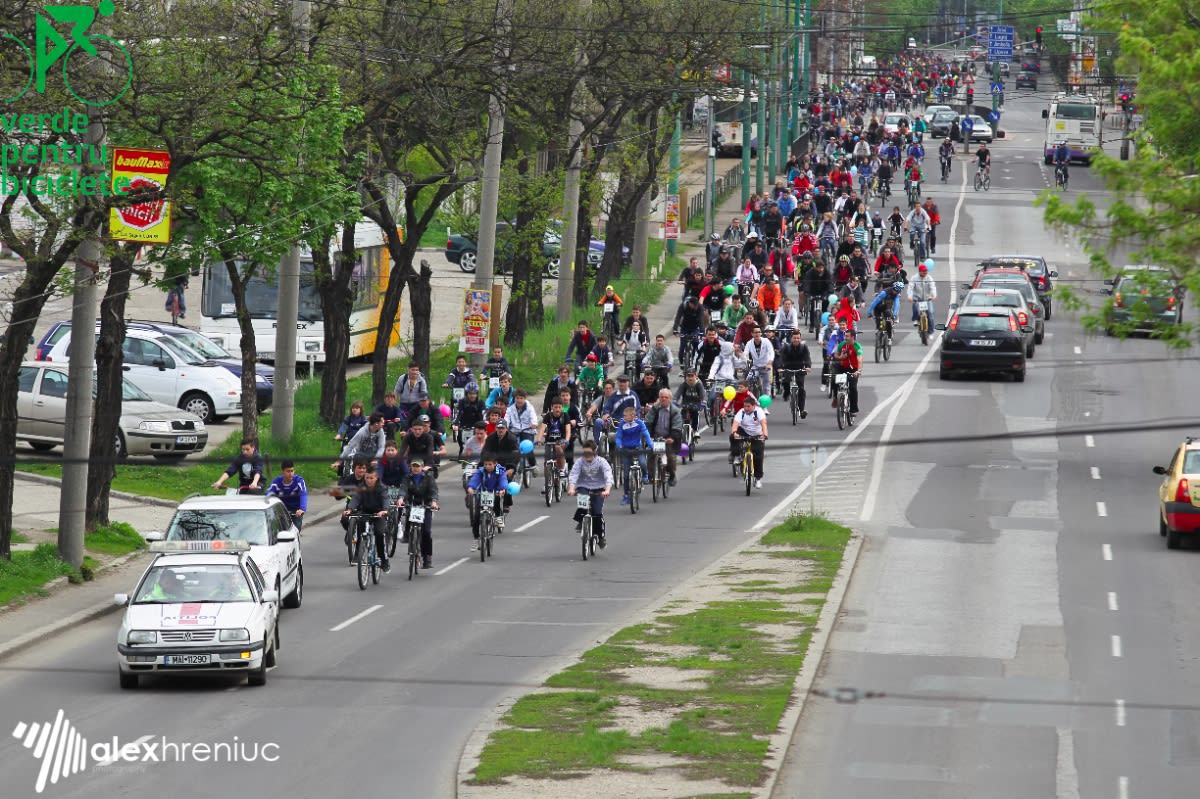 Elevi pedalează pe biciclete în centrul Timișoarei