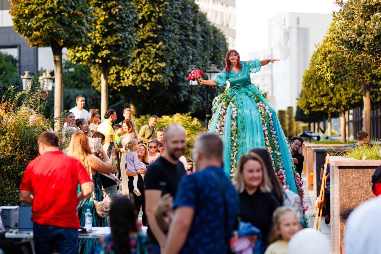 Marionete gigant și statuile vivante la festivalul de artă din Timișoara