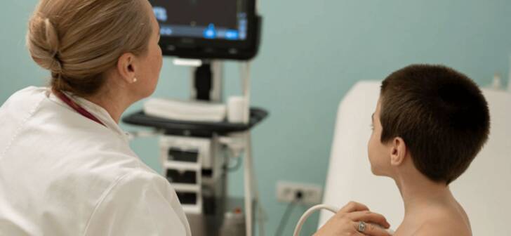 Pediatru examinează un copil cu dificultăți respiratorii în Timișoara