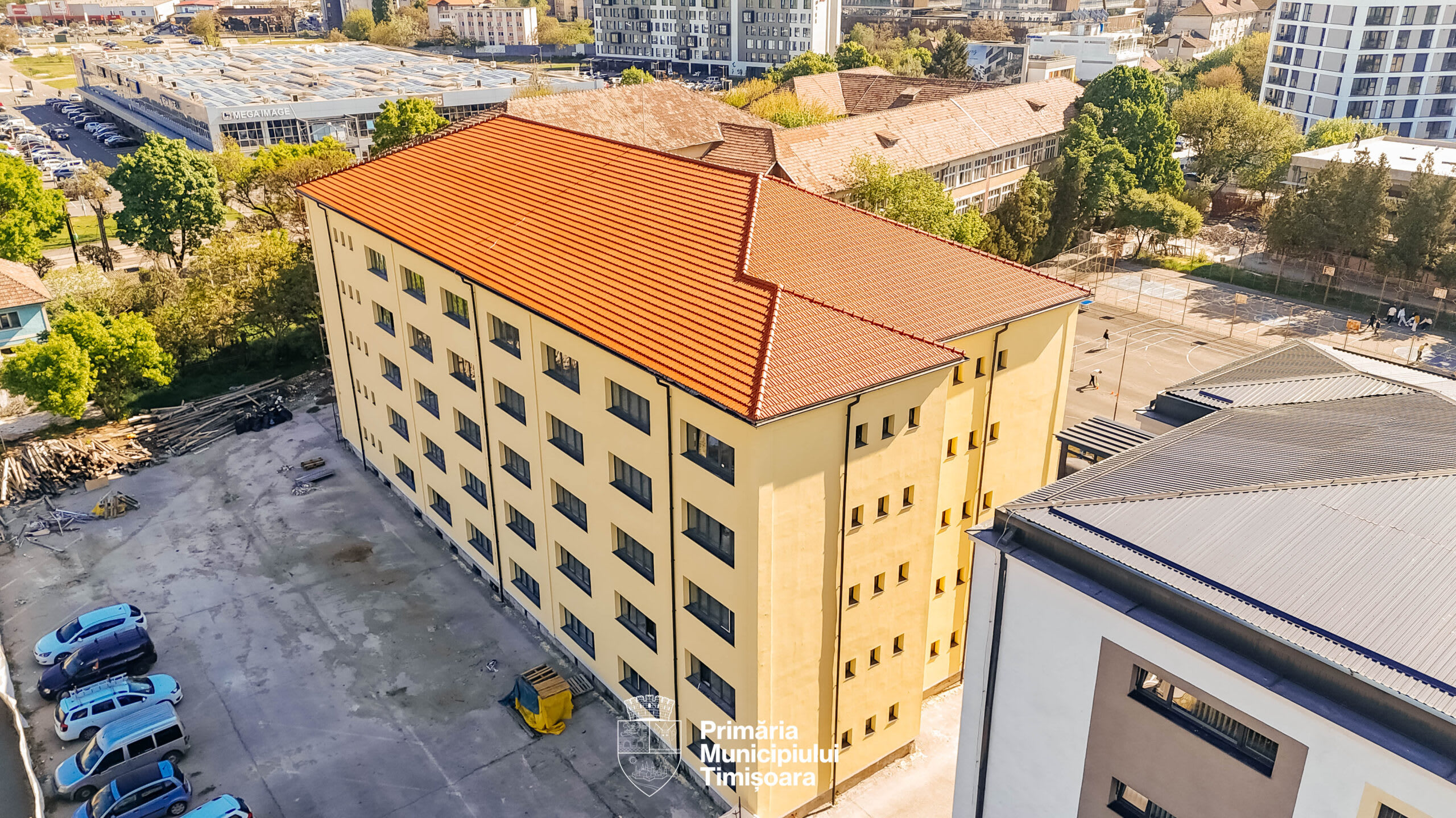 Fațadă renovată a internatului de la Colegiul Henri Coandă din Timiș