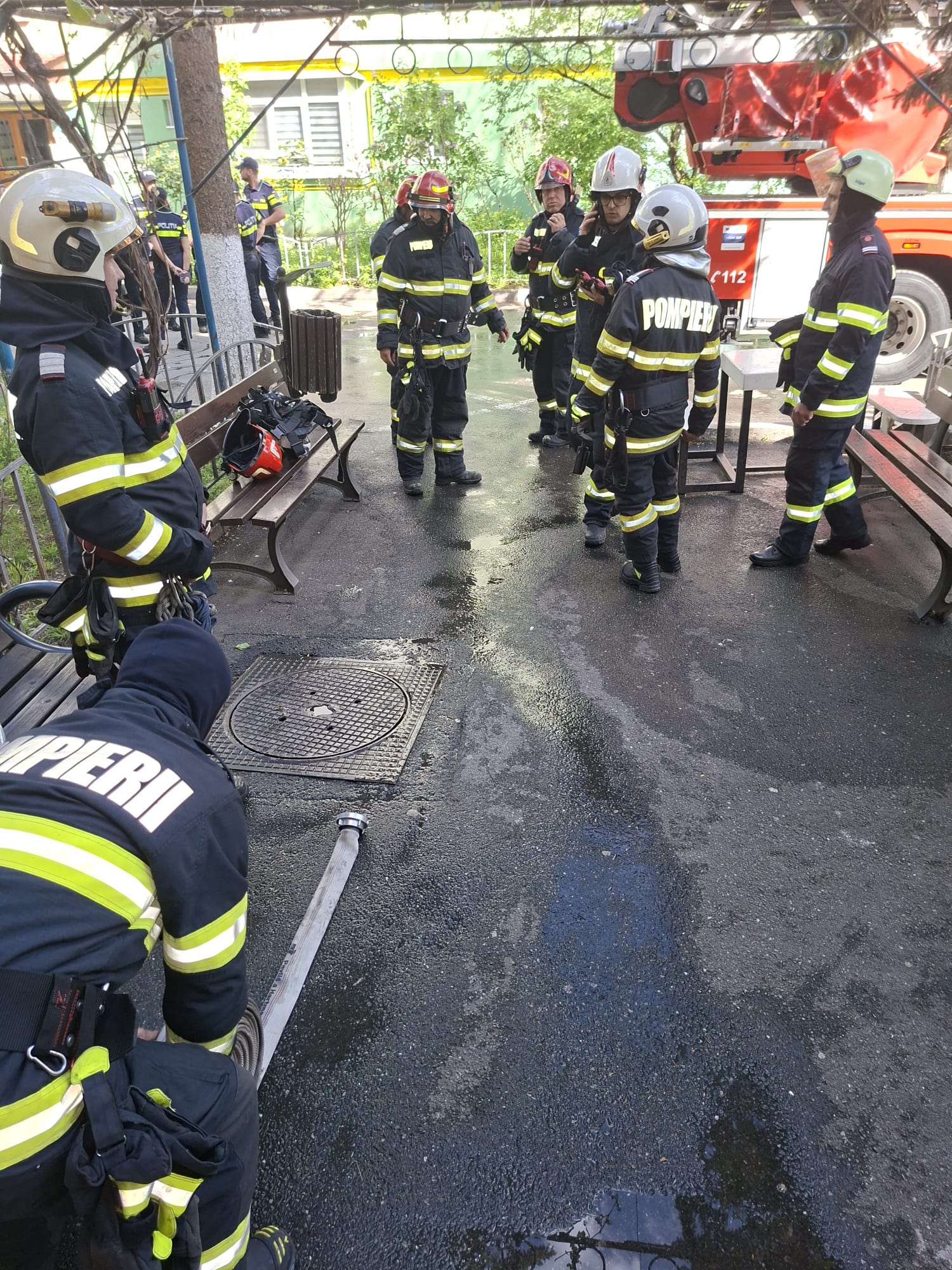 Incendiu la mansarda unui bloc din Râmnicu Vâlcea: 9 persoane evacuate, 4 au avut nevoie de îngrijiri medicale