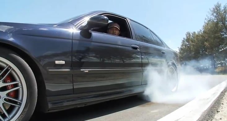 Tânăr conducând agresiv într-o parcare din Timișoara