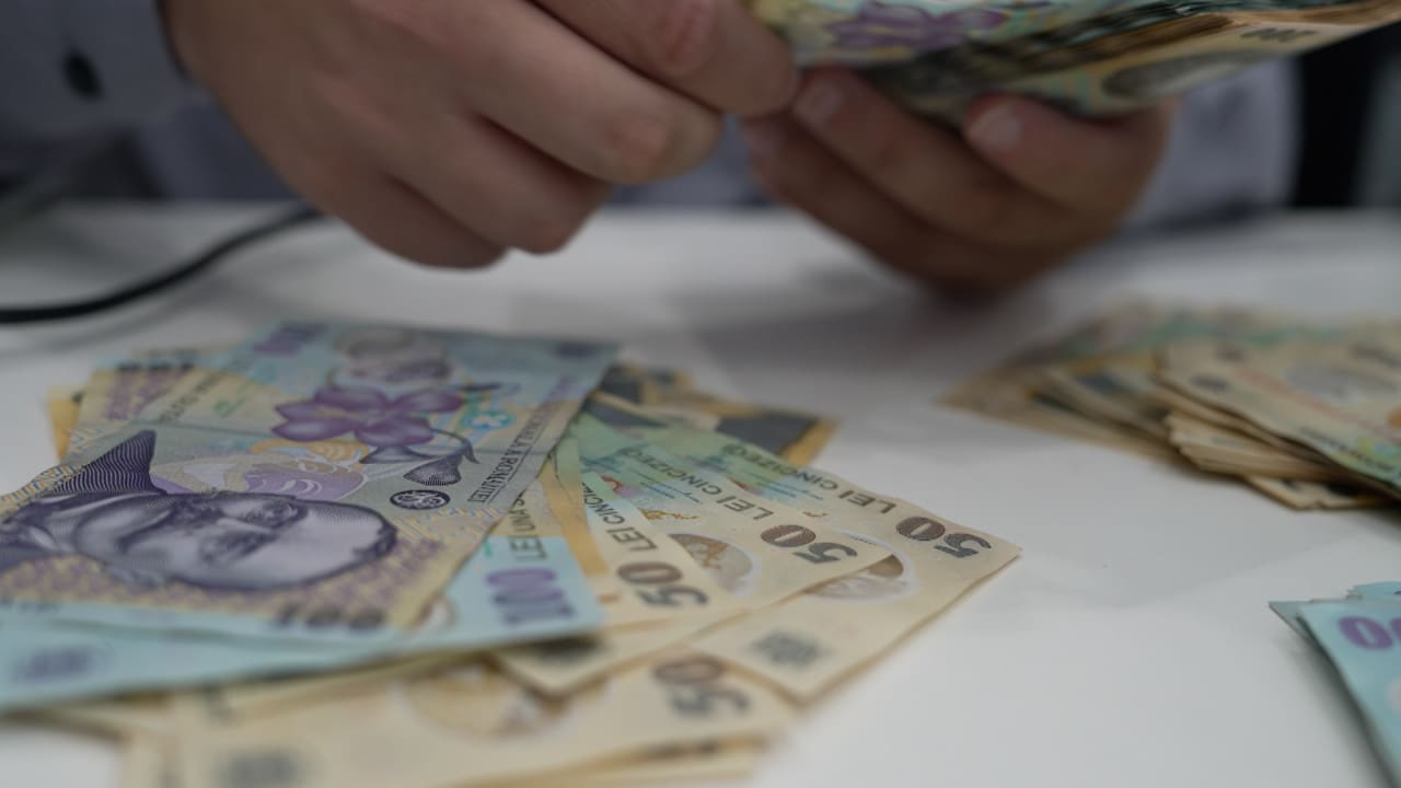 Echipaj de muncitori pe șantier de autostradă în România Echipaj de muncitori pe șantier de autostradă în România