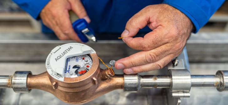 Echipă Aquatim montând contor inteligent în Timișoara