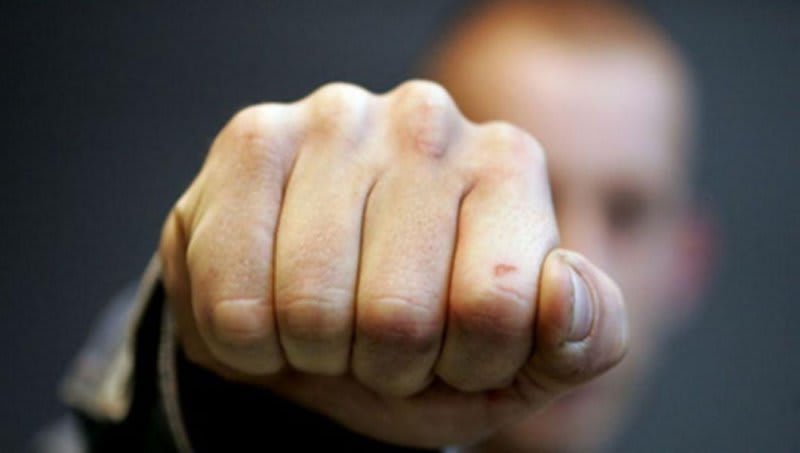 Scandal violent într-un bar din Brezoi: un bărbat a ajuns inconștient la spital, agresorul reținut de polițiști