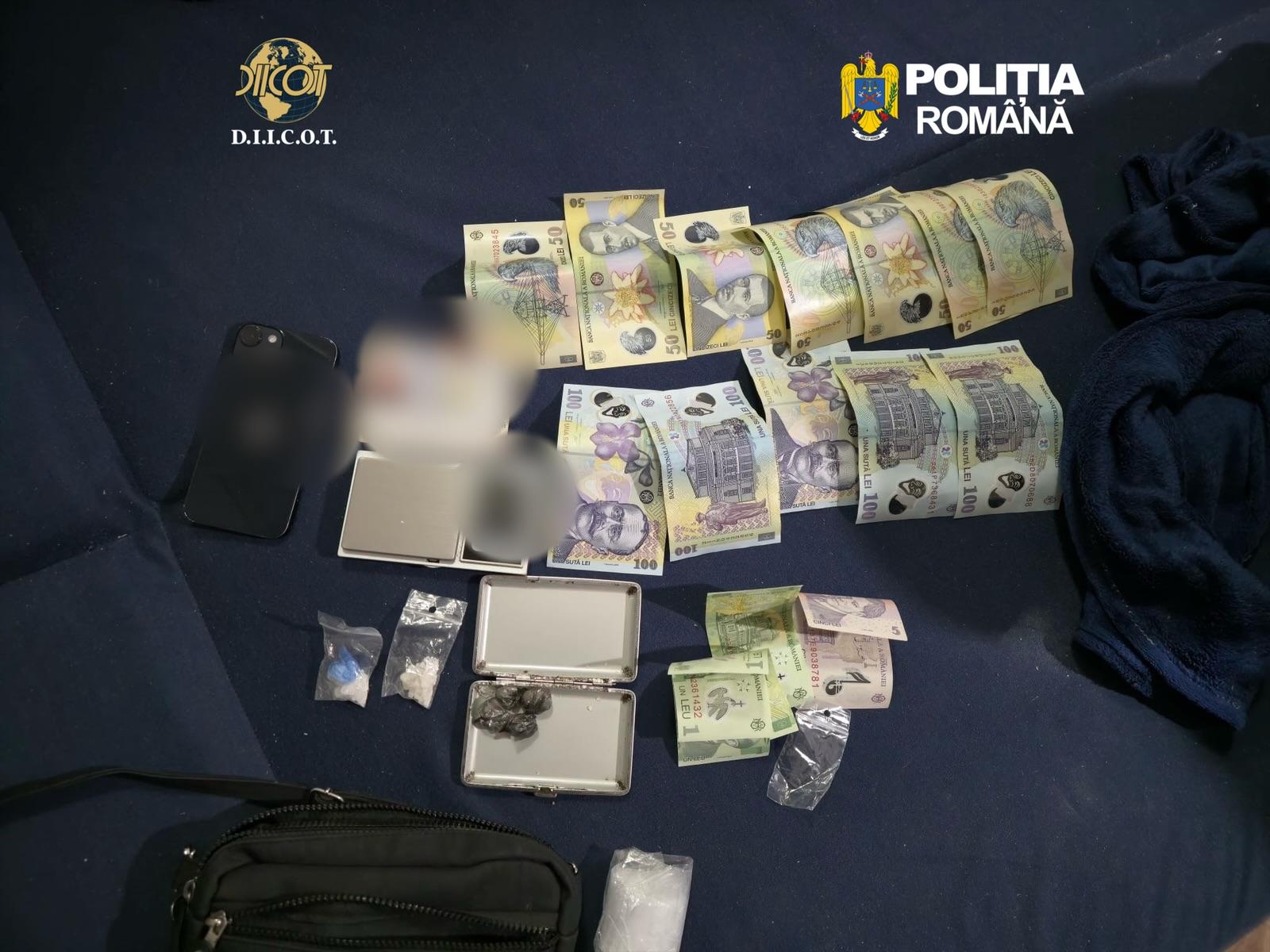 Polițiști și jandarmi în acțiune în timpul descinderilor la Constanța Polițiști și jandarmi în acțiune în timpul descinderilor la Constanța