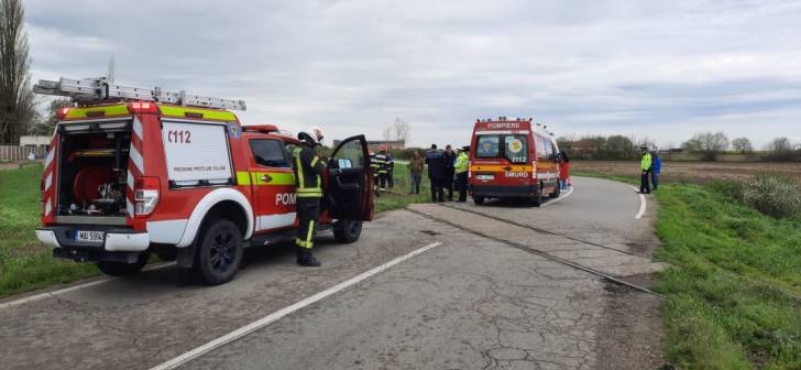 Autospecială SMURD avariată după accident cu trenul la Urseni Autospecială SMURD avariată după accident cu trenul la Urseni