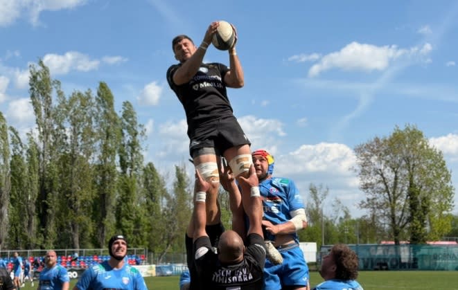 Jucători de rugby în acțiune pe terenul din Ghencea, România Jucători de rugby în acțiune pe terenul din Ghencea, România