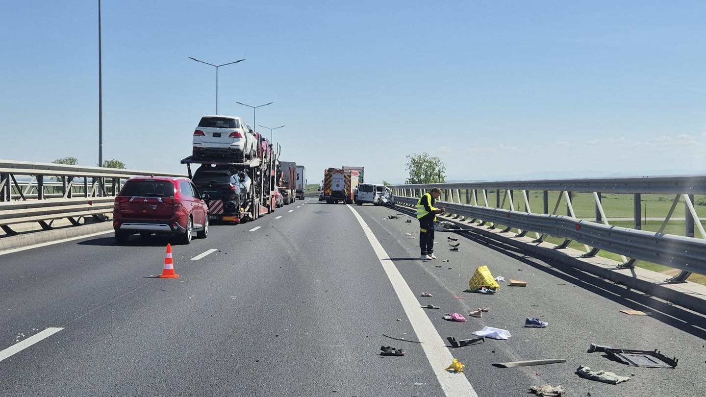 Accident rutier pe autostrada A1 din Timiș, coloane de mașini și echipaje de poliție Accident rutier pe autostrada A1 din Timiș, coloane de mașini și echipaje de poliție