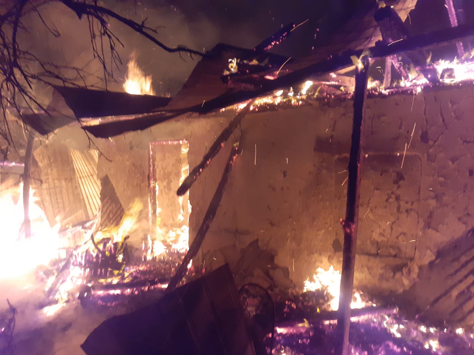 Incendiu devastator în Vâlcea: trei gospodării afectate la Tetoiu