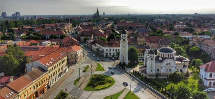 Biserică din Piața Mocioni, Timișoara, cu elemente de burlane furate Biserică din Piața Mocioni, Timișoara, cu elemente de burlane furate