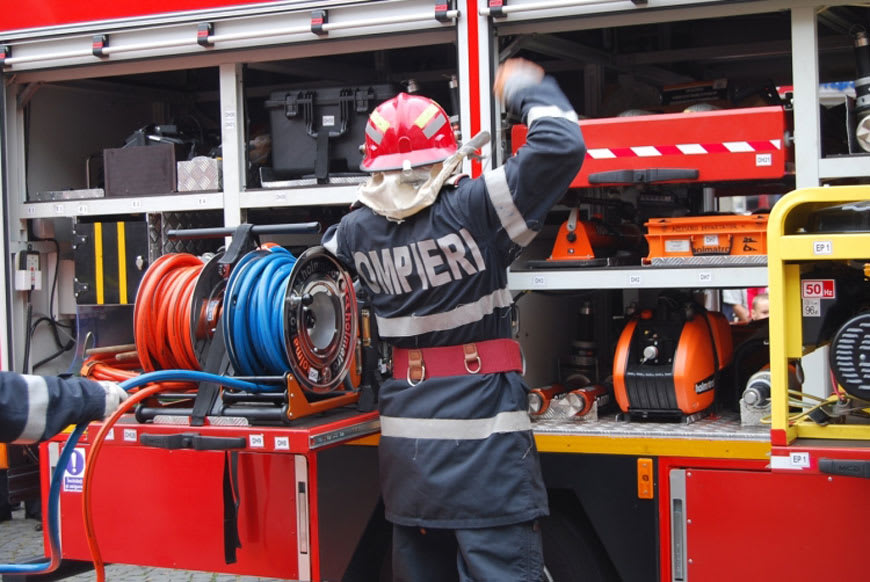 Mobilizare de urgență: Un incendiu masiv a mistuit anvelope și baloți de paie în Câineni