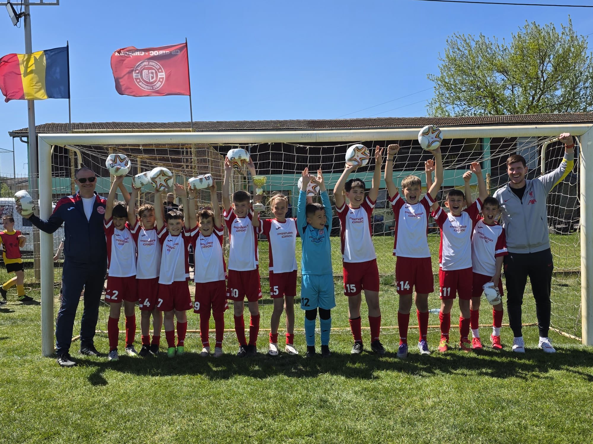 Copii fotbal evoluând pe teren în competiție zonală Copii fotbal evoluând pe teren în competiție zonală