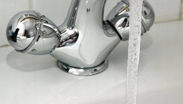 Echipă RAJA executând lucrări de conectare a rețelei de apă în Constanța Echipă RAJA executând lucrări de conectare a rețelei de apă în Constanța