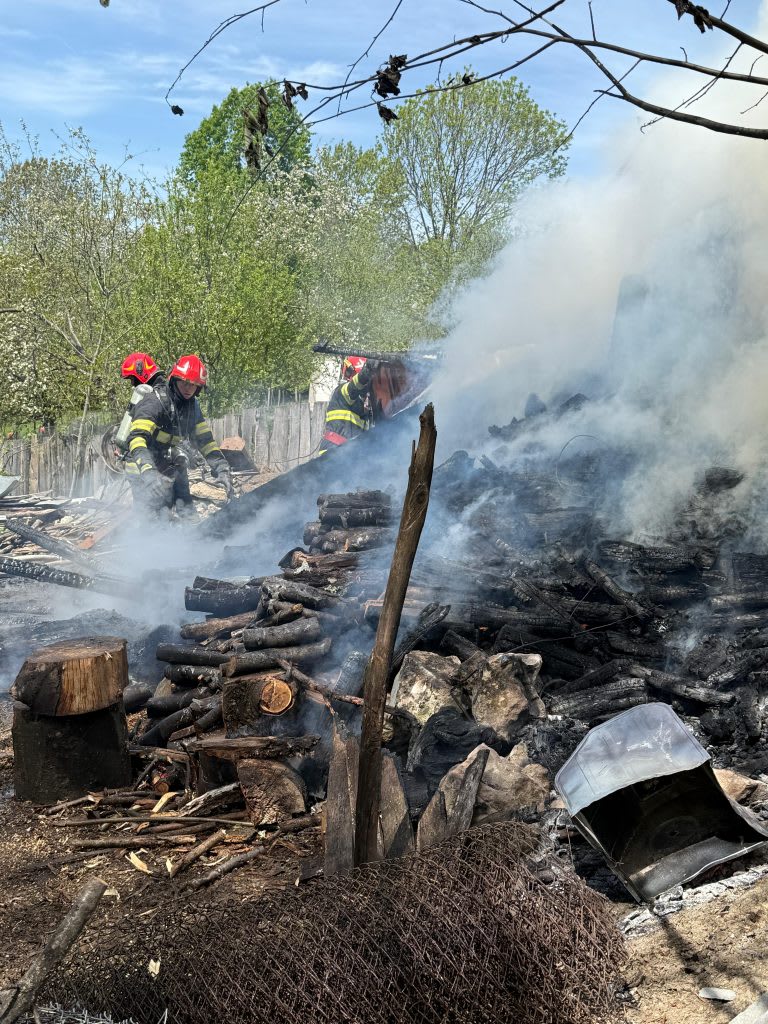 Incendiu la o anexă plină cu lemne în Bărbătești: pompierii au limitat extinderea