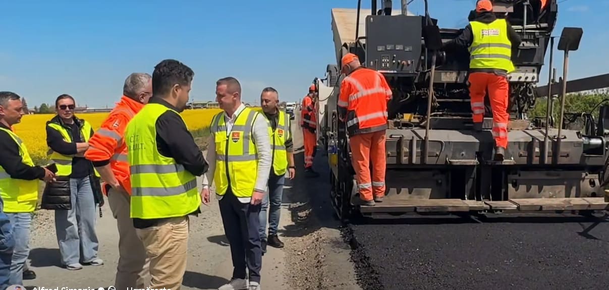 Se toarnă primul strat de asfalt pe DJ 691 în proiectul de reabilitare din Timiș