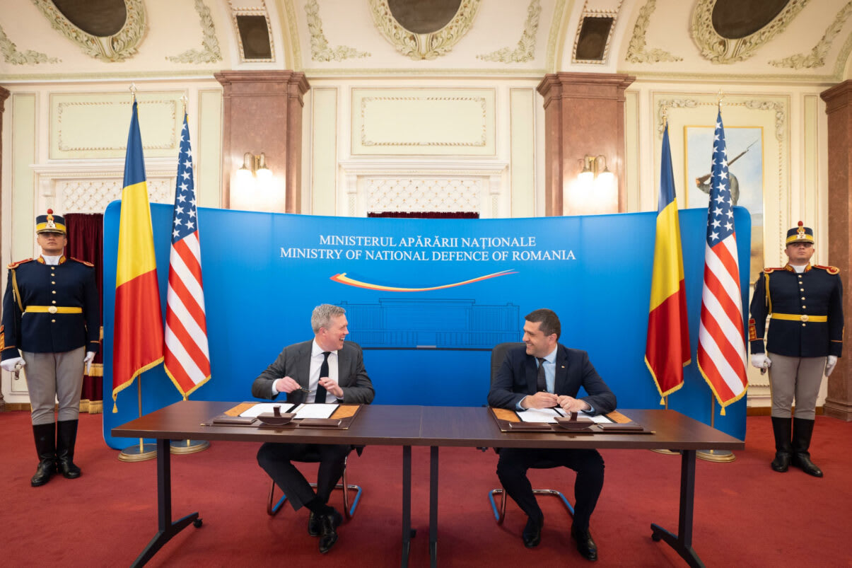 Ofițeri militari români și americani în discuție la București despre tehnologie anti-dronă Ofițeri militari români și americani în discuție la București despre tehnologie anti-dronă