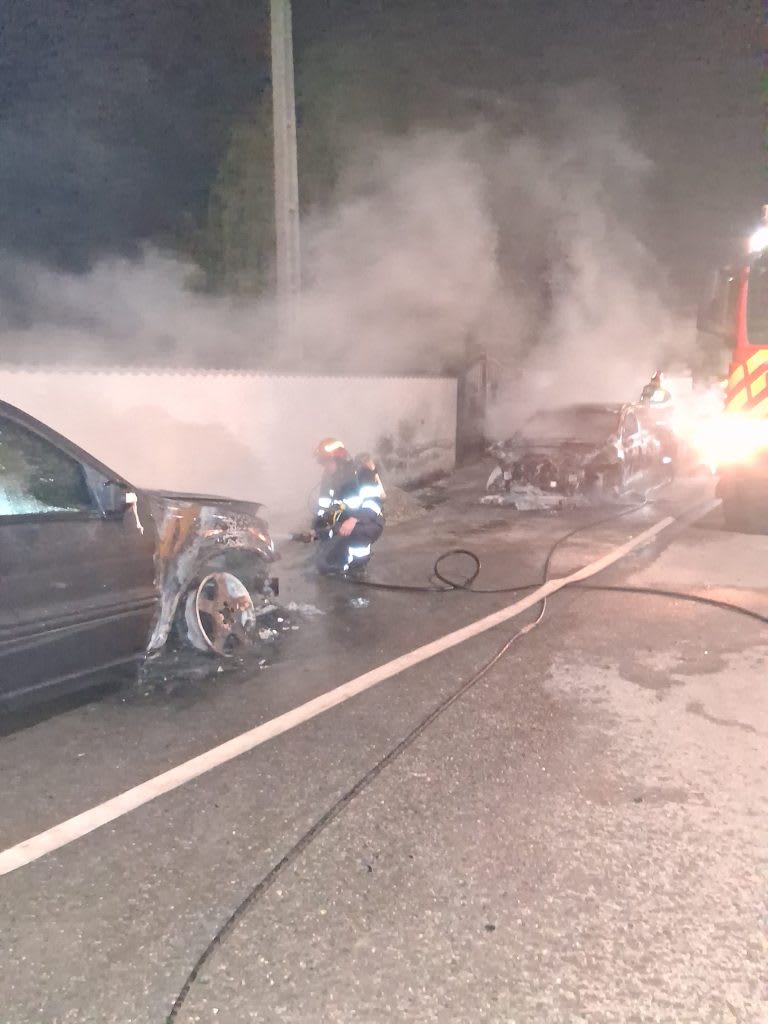 Noapte de foc la Copăceni: patru mașini cuprinse de flăcări