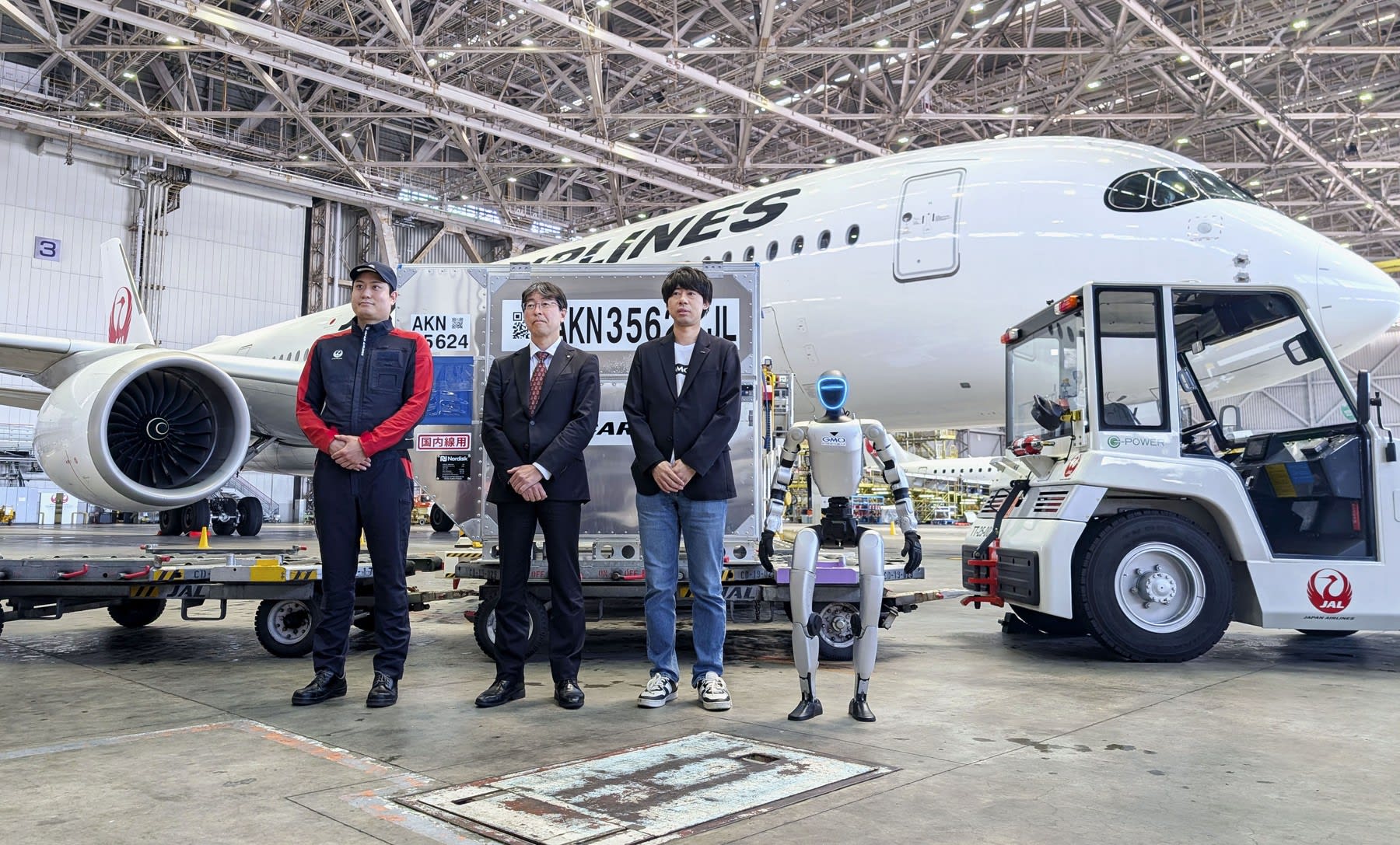 Robot umanoid manipulând bagaje pe aeroportul Haneda din Tokyo Robot umanoid manipulând bagaje pe aeroportul Haneda din Tokyo