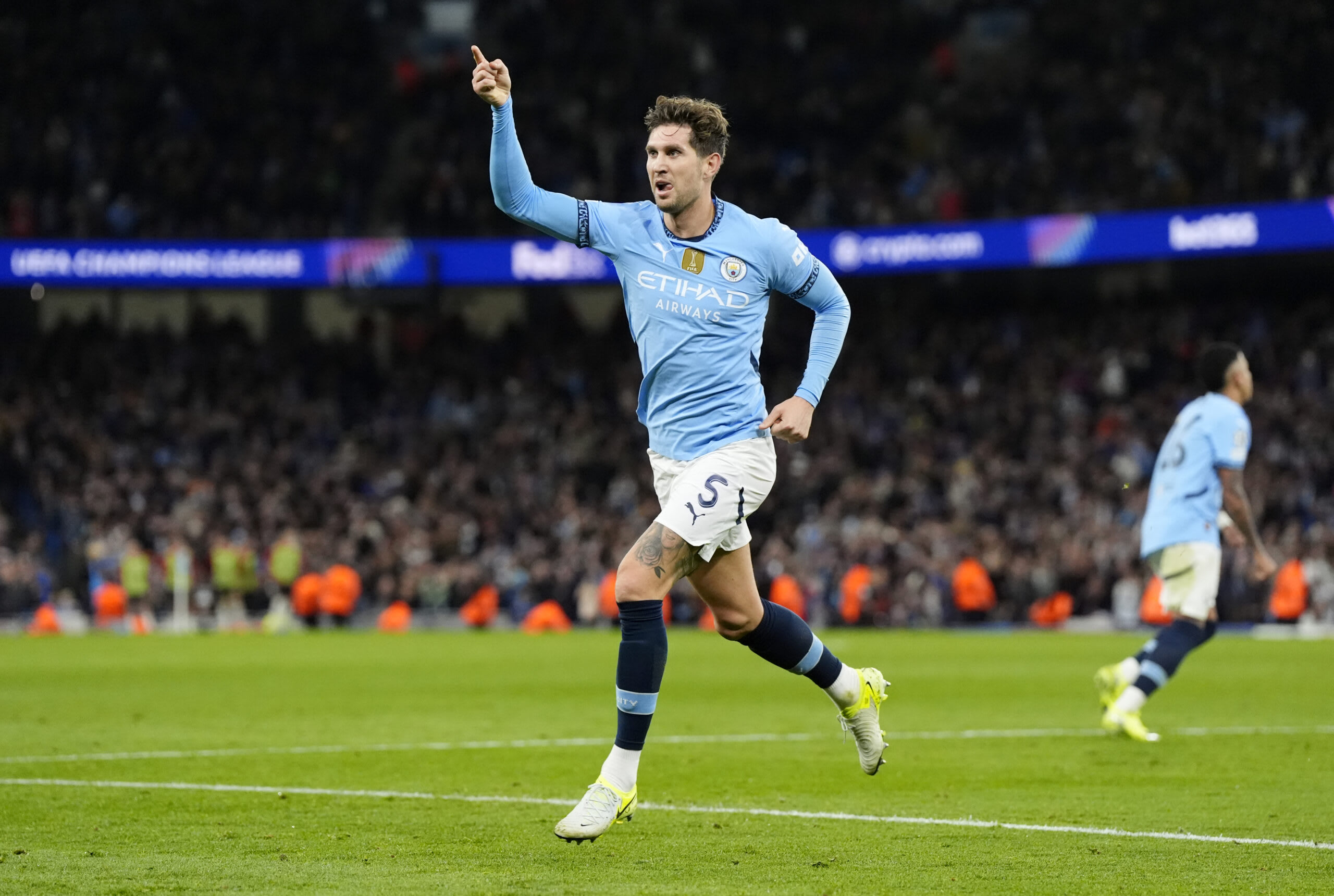 John Stones în tricoul Manchester City pe teren John Stones în tricoul Manchester City pe teren