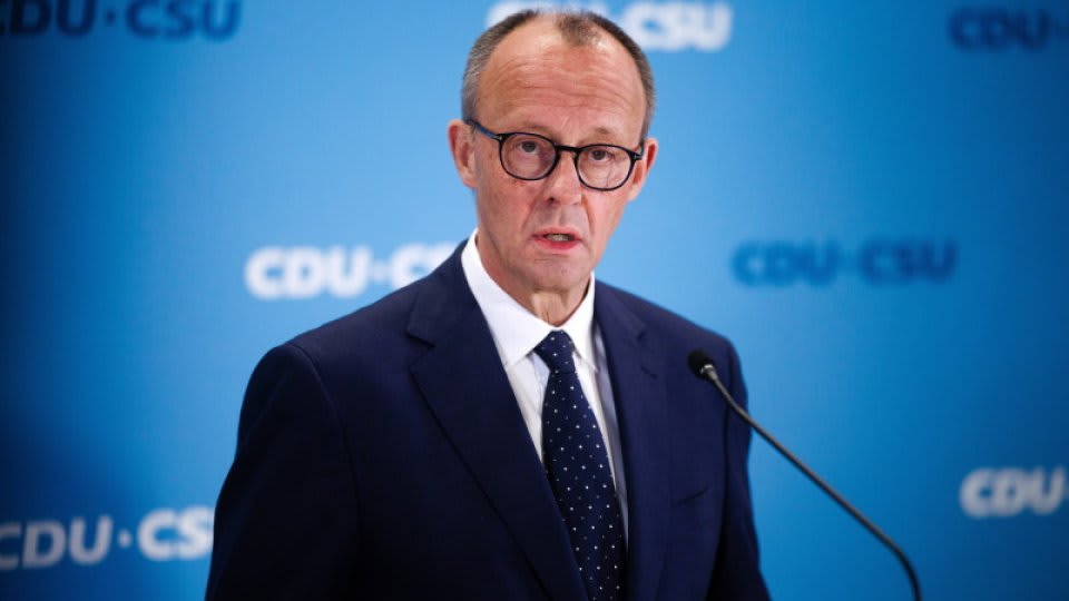 Friedrich Merz, cancelarul Germaniei, în timpul unei reuniuni Friedrich Merz, cancelarul Germaniei, în timpul unei reuniuni