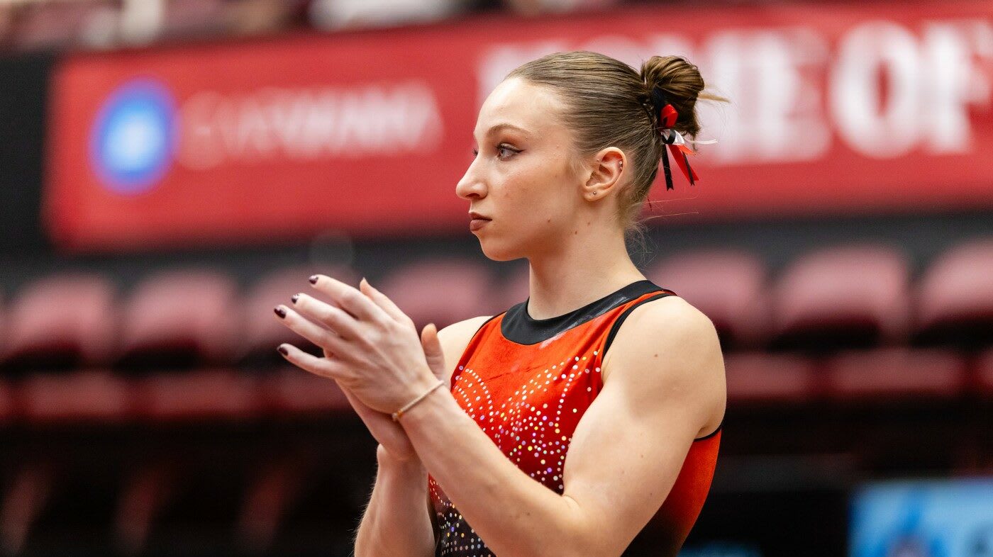 Sportivă gimnastică în sală de concurs Sportivă gimnastică în sală de concurs