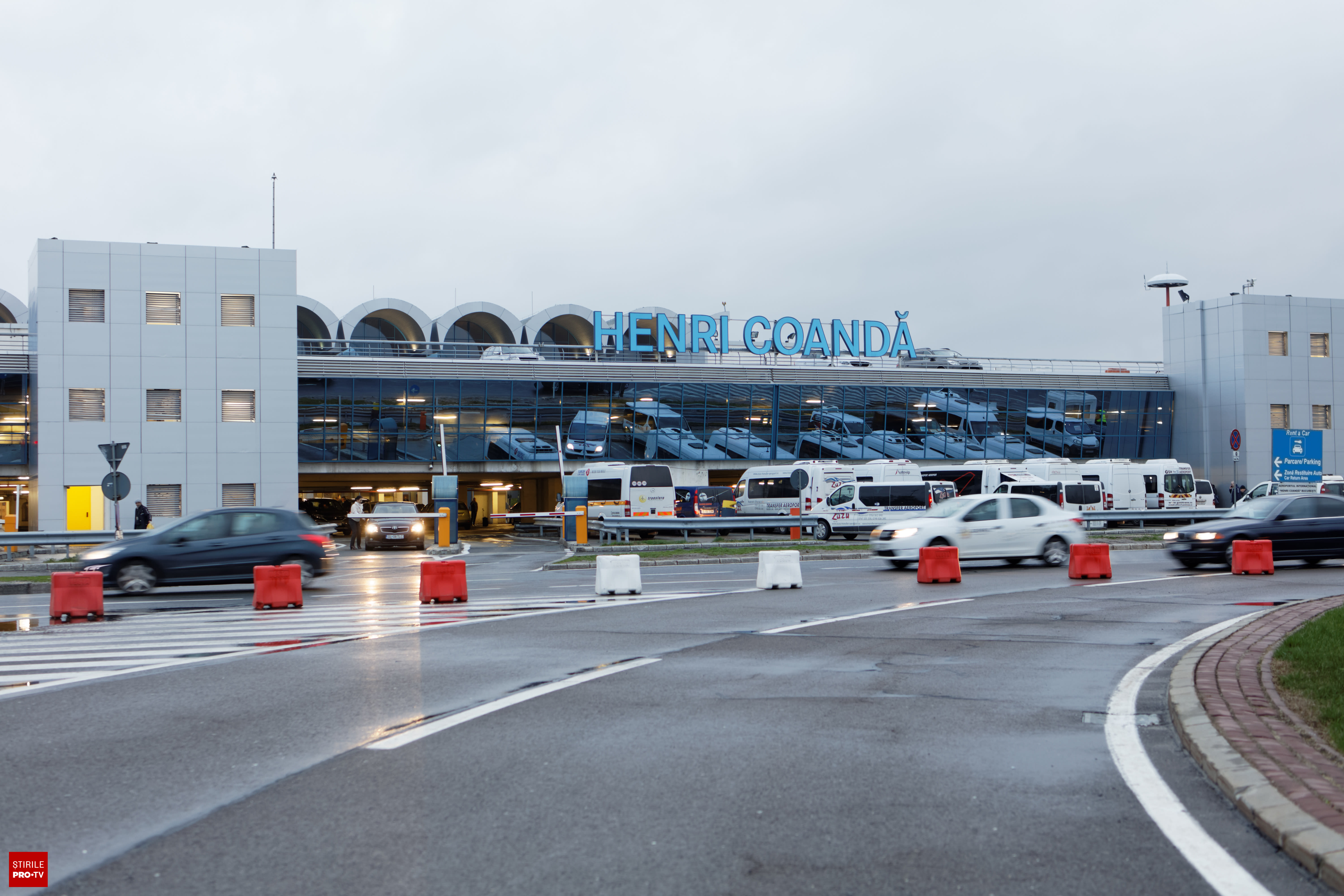Polițiști și vameși verificând bagaje la Otopeni Polițiști și vameși verificând bagaje la Otopeni