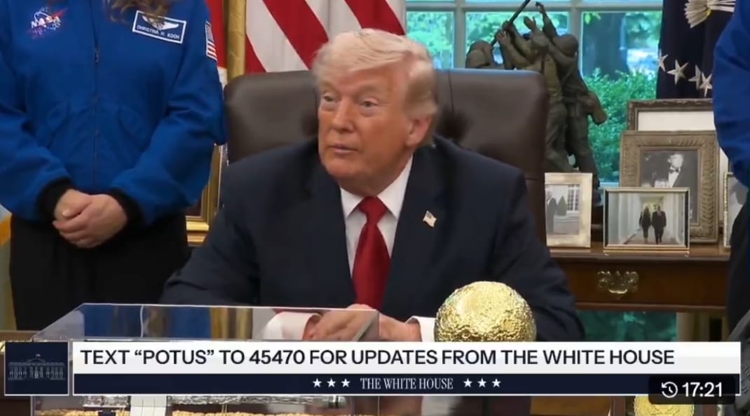 Donald Trump și Vladimir Putin în discuție, simbolizând negocieri internaționale Donald Trump și Vladimir Putin în discuție, simbolizând negocieri internaționale