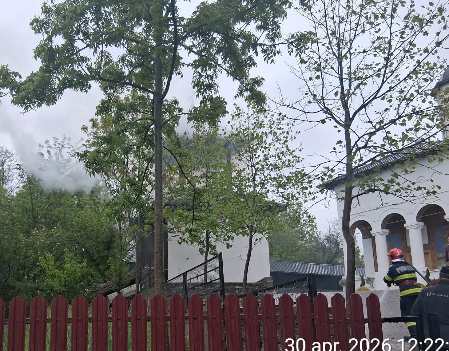 Clopotnița unei biserici din Lădești, cuprinsă de flăcări! Pompierii intervin cu autoscara