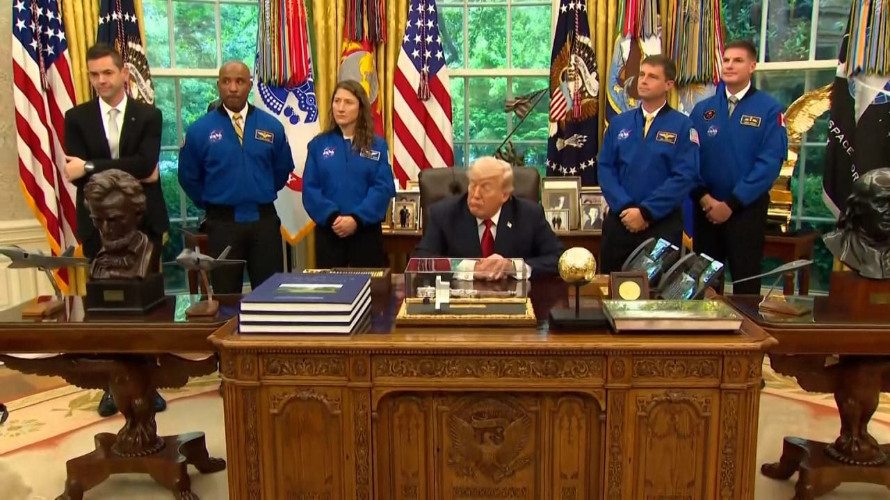 Donald Trump în Biroul Oval, în timpul anunțului despre dosarele OZN Donald Trump în Biroul Oval, în timpul anunțului despre dosarele OZN