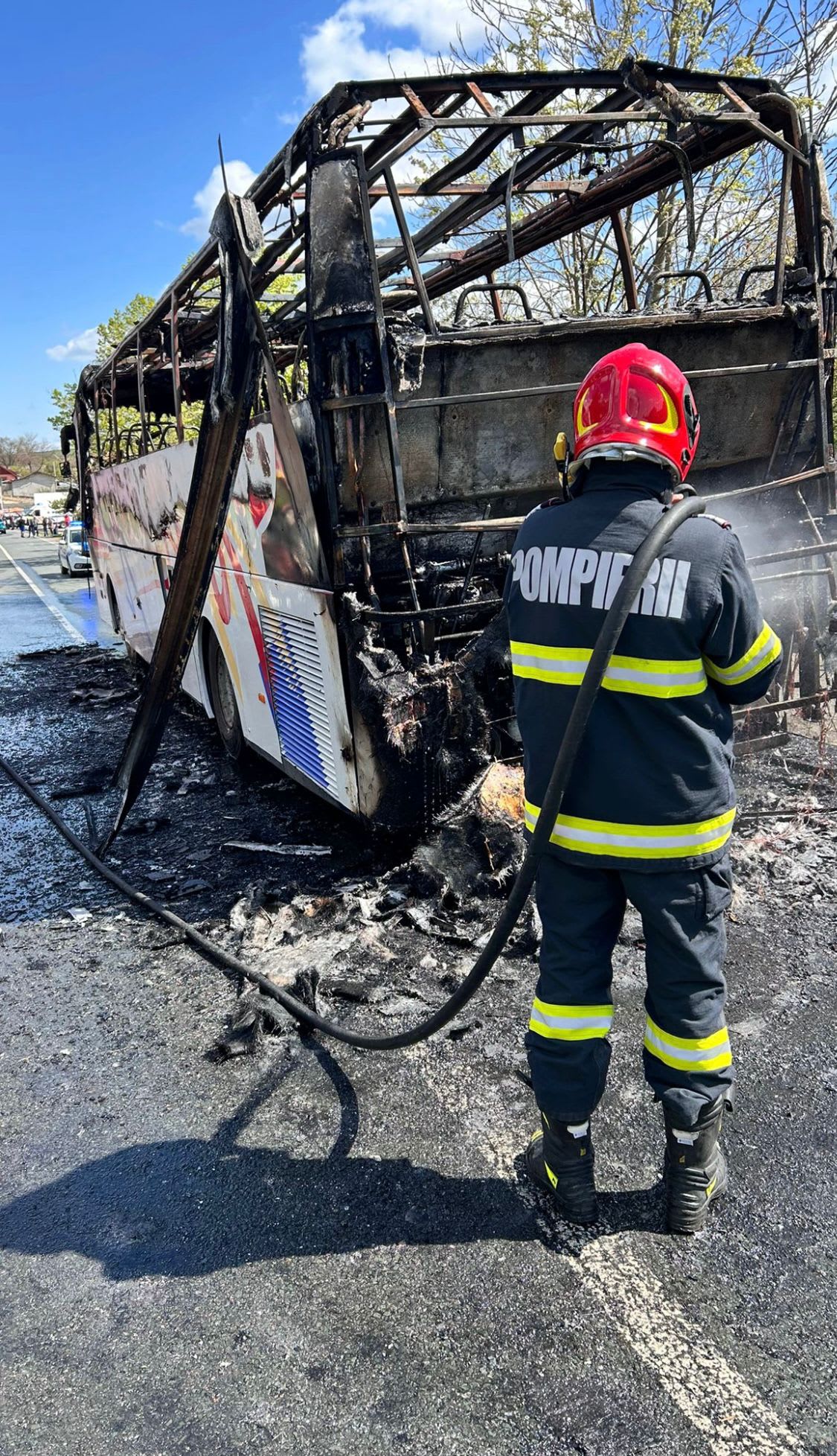 Pompieri în acțiune la un incendiu de autocar în Tulcea Pompieri în acțiune la un incendiu de autocar în Tulcea