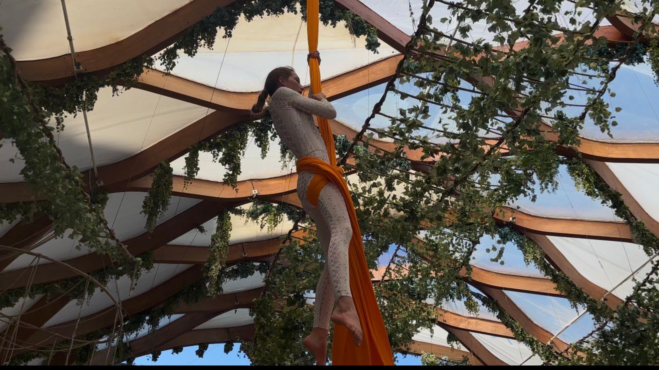 Petrecere pe plajă în Mamaia, cu oameni dansând și lumini colorate Petrecere pe plajă în Mamaia, cu oameni dansând și lumini colorate
