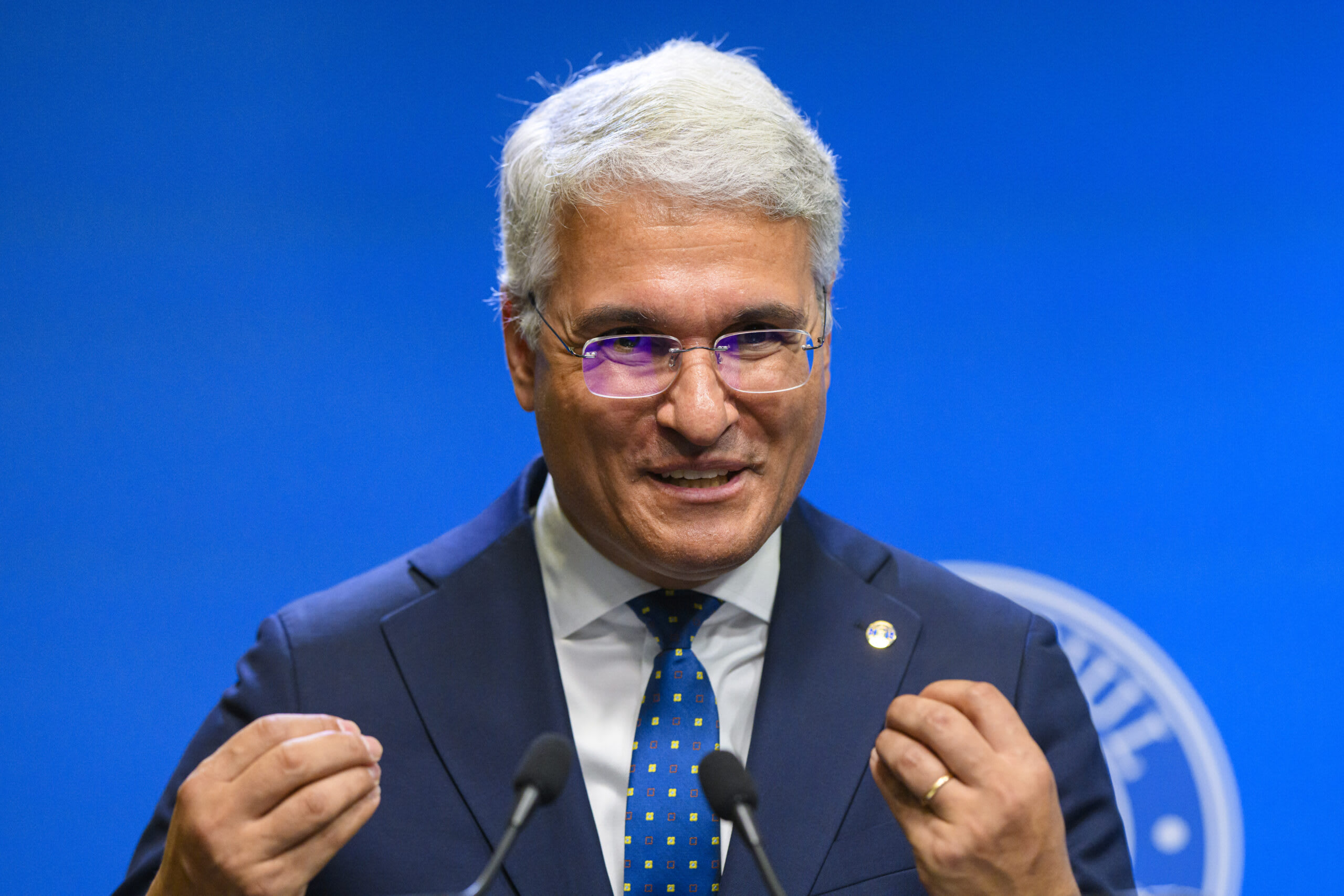 Ministrul Dragoș Pîslaru în timpul declarației despre fondurile europene Ministrul Dragoș Pîslaru în timpul declarației despre fondurile europene