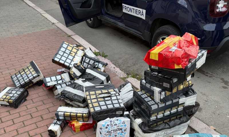 Polițiști de frontieră verificând o remorcă în Giurgiu
