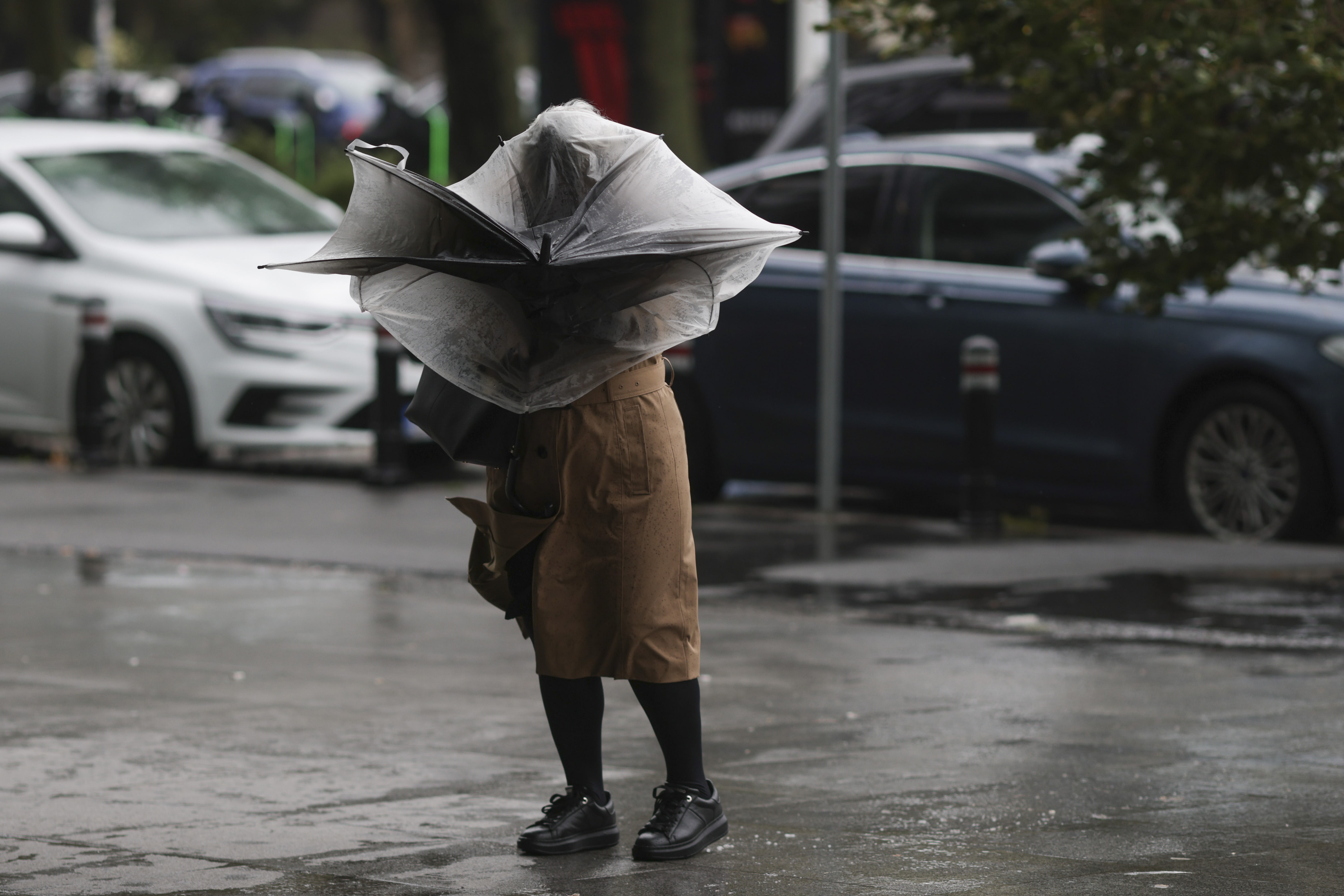 Vânt puternic și ploi în București, prognoza meteo Vânt puternic și ploi în București, prognoza meteo