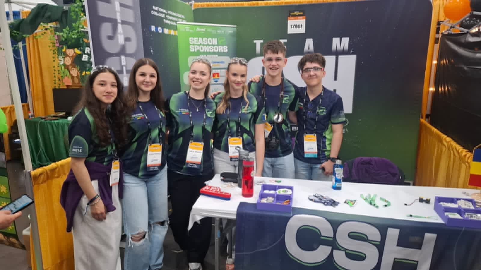 Elevi de la Colegiul Carmen Sylva Timișoara în timpul competiției de robotică Elevi de la Colegiul Carmen Sylva Timișoara în timpul competiției de robotică