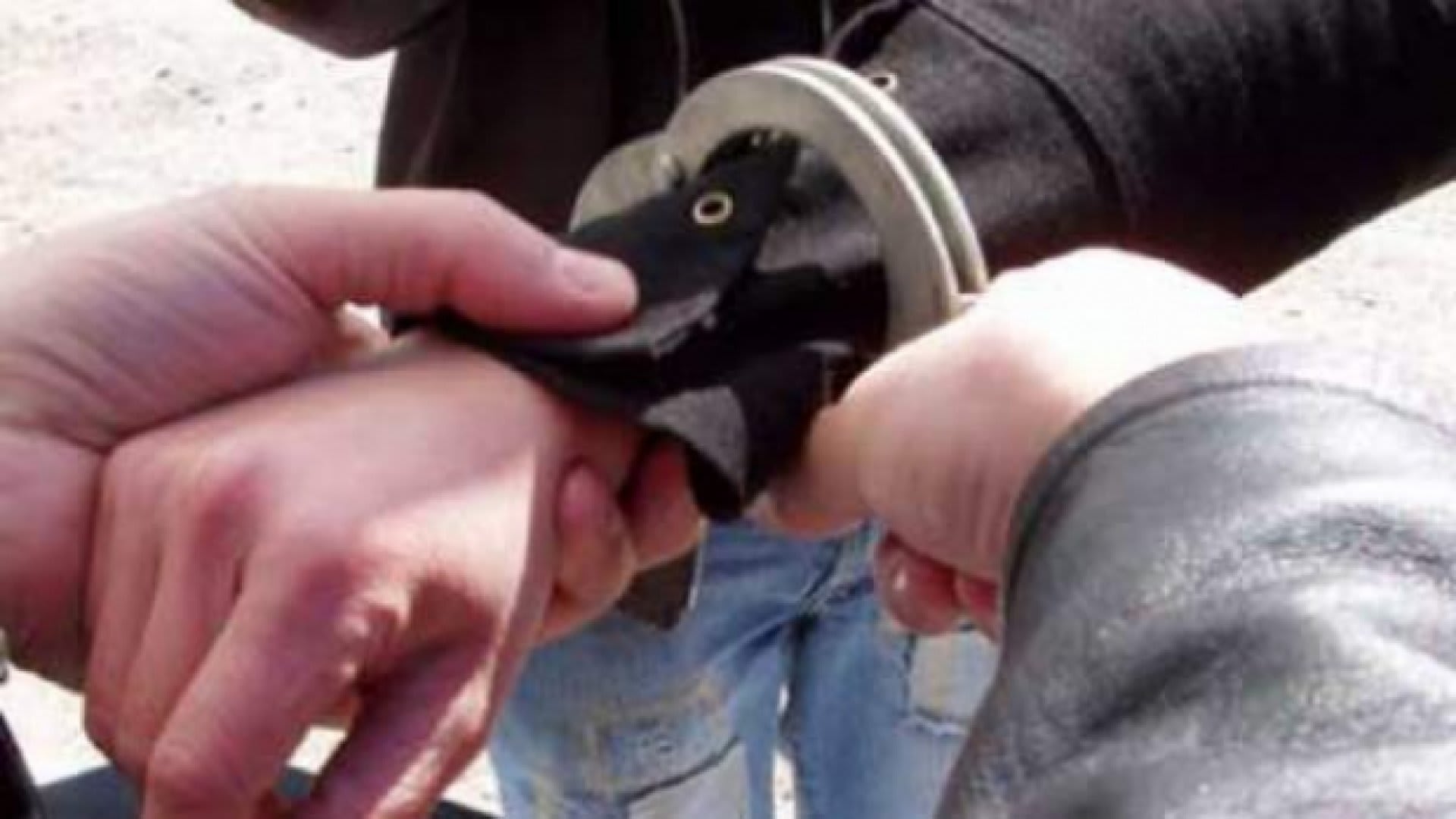 Tânăr de 19 ani din Râmnicu Vâlcea, reținut după un furt de 12.000 de lei din bijuterii