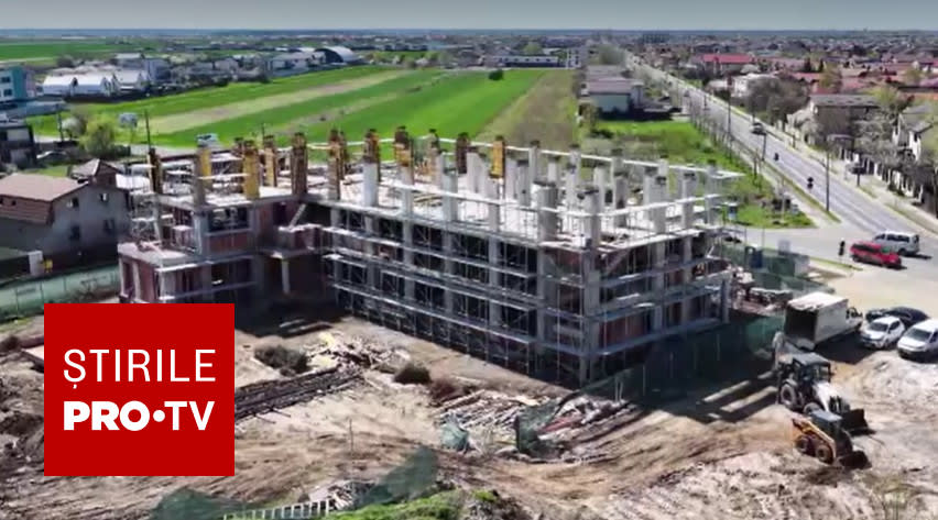 Șantier construcție școală verde în România, muncitori și utilaje Șantier construcție școală verde în România, muncitori și utilaje
