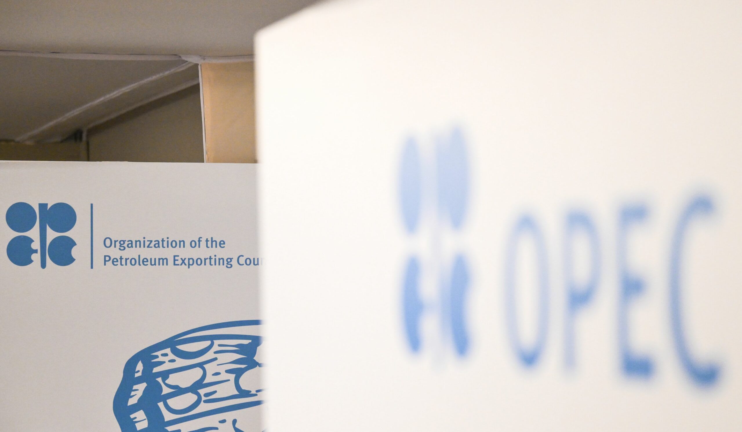 OPEC+ majorează producția de petrol în contextul tensiunilor din Strâmtoarea Ormuz