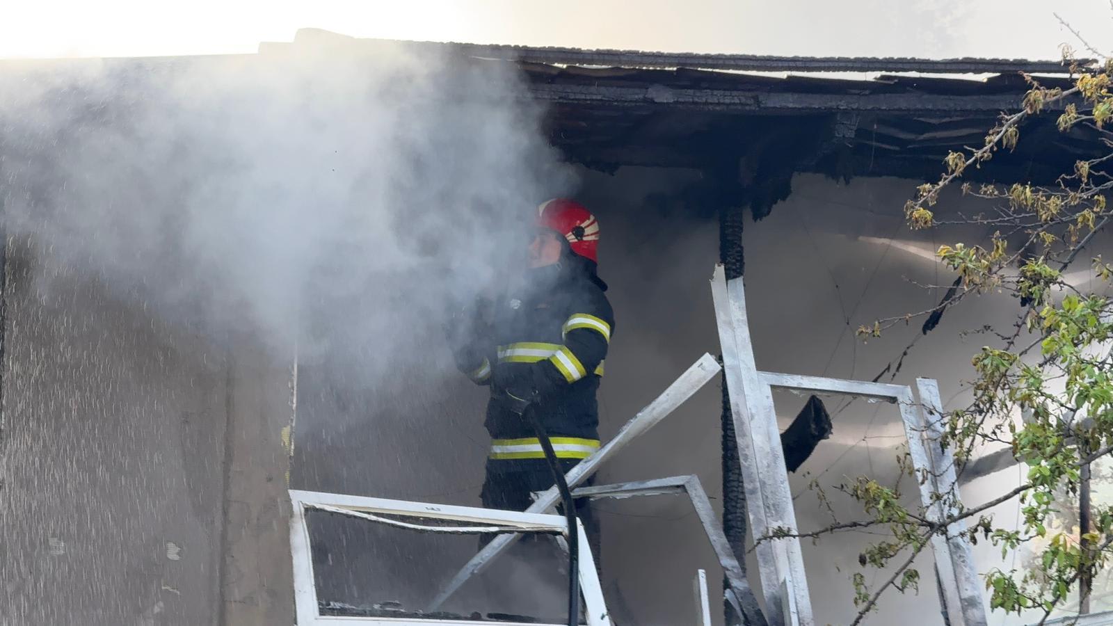 Pompieri Tulcea stingând focul la anexă gospodărească