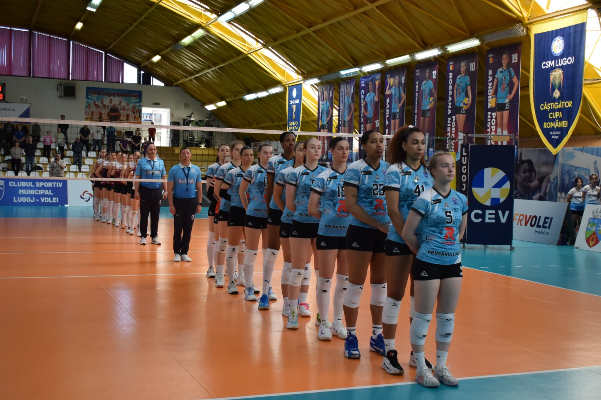 Echipa de volei CSM Lugoj în timpul unui meci