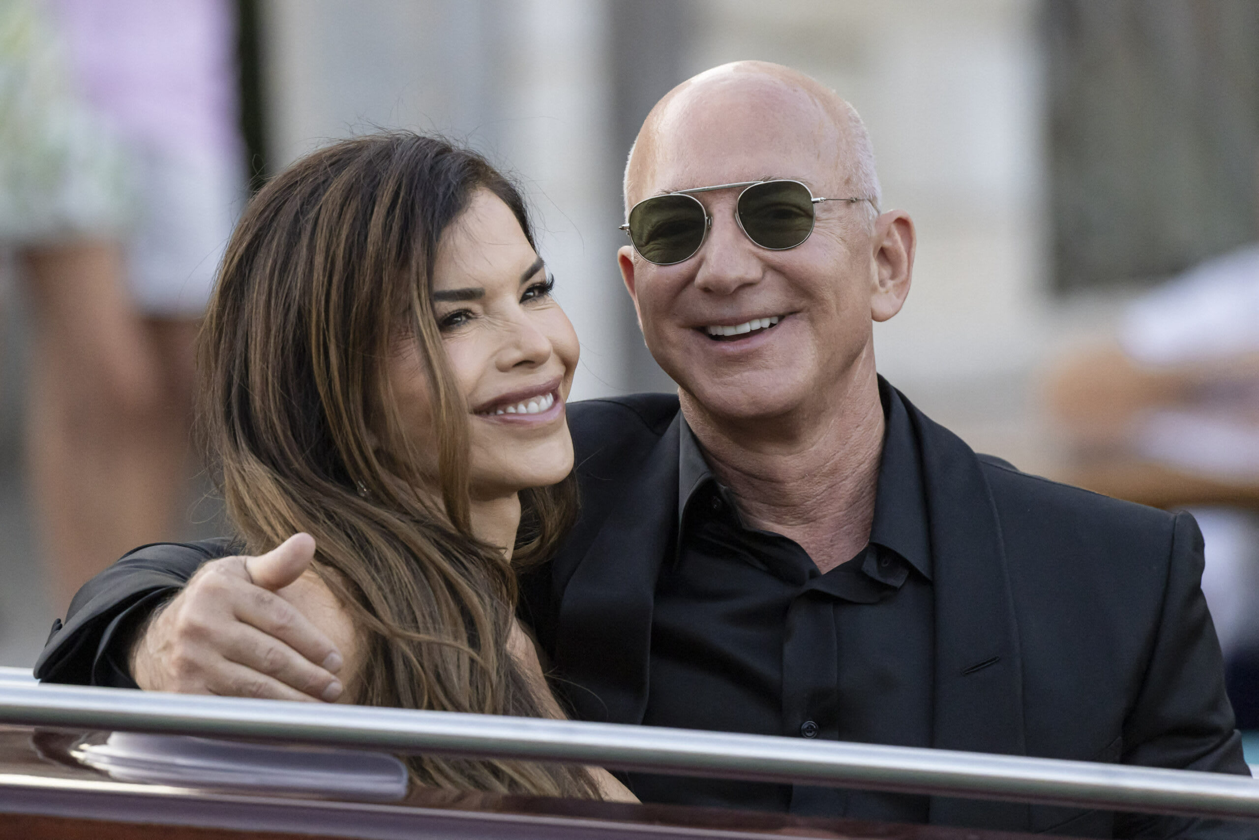 Iahtul Koru al lui Jeff Bezos cu sculptură în lemn pe prova Iahtul Koru al lui Jeff Bezos cu sculptură în lemn pe prova