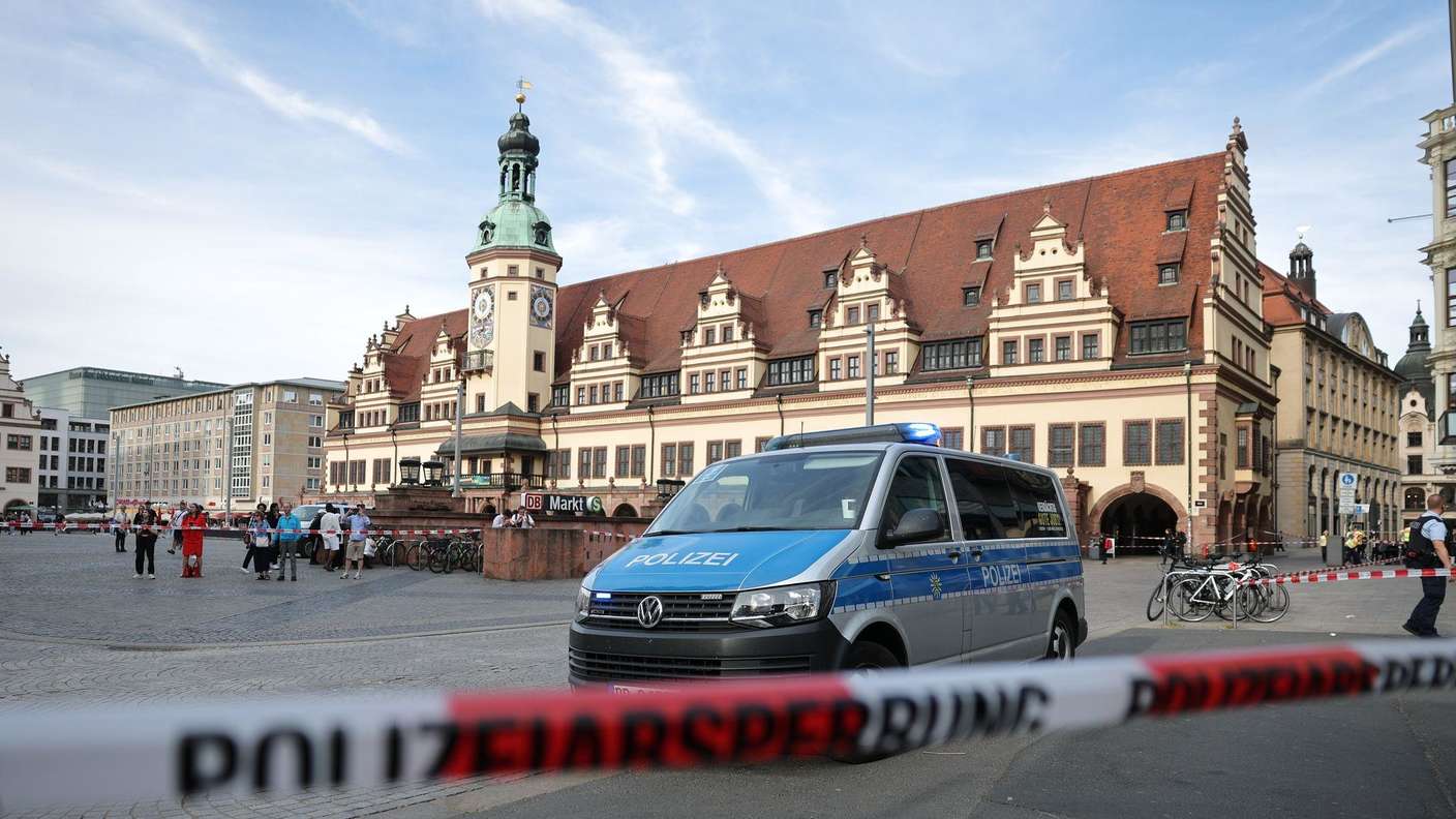 Mașină accidentată pe strada pietonală din Leipzig, victime și echipe de intervenție Mașină accidentată pe strada pietonală din Leipzig, victime și echipe de intervenție