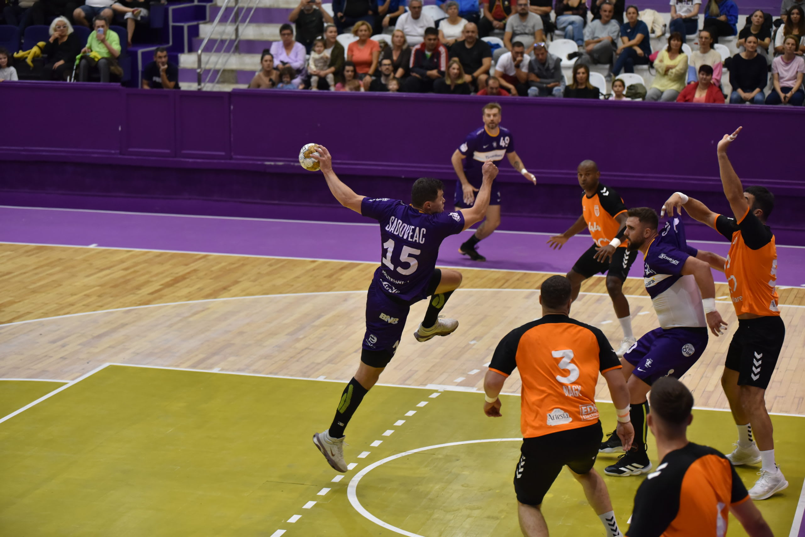 Jucători de handbal SCM Politehnica Timișoara în acțiune pe terenul propriu Jucători de handbal SCM Politehnica Timișoara în acțiune pe terenul propriu