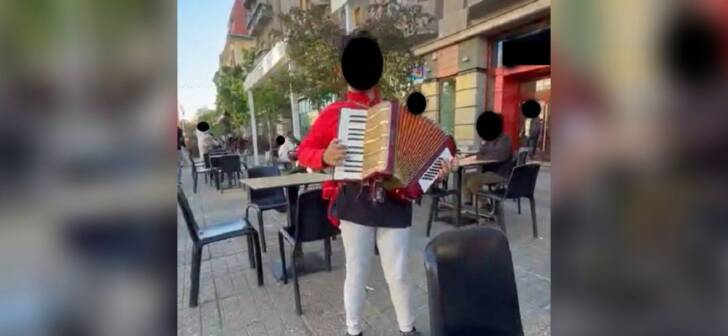 Polițist aplicând amendă unui copil care cântă la acordeon pe stradă în Timișoara Polițist aplicând amendă unui copil care cântă la acordeon pe stradă în Timișoara